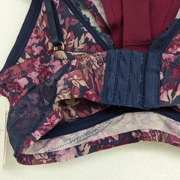 Jessica Simpson 3 Piece Set Bralette With Flirty Thongs - Picture 7 of 10